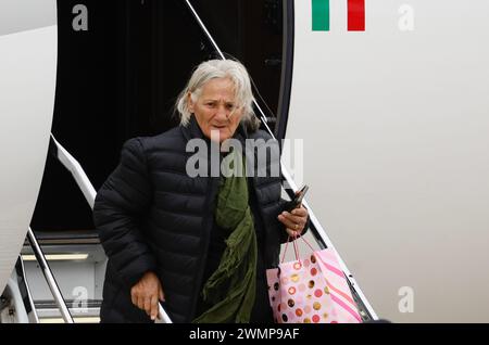 Roma, Italien. Februar 2024. Foto Cecilia Fabiano/LaPresse 27 febbraio 2024 Roma, Italia - Cronaca - La famiglia Langone Ostaggio in Mali liberata rientra in Italia Nella Foto: lo sbarco - Maria Donata Caivano la madre 27. Februar 2024 Roma, Italien - Familie Langone als Geisel in Mali veröffentlicht zurück in Italien am Flughafen Ciampino das Foto: Maria Donata Caivano Credit: LaPresse/Alamy Live News Stockfoto