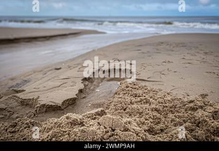 Nordseeinsel Sylt - Strand in Westerland 27.02.24: Die Nordseeinsel Sylt am 27.02.24. Strand vor Westerland mit den neuen Sturmflutmauern, Weg vom Restaurant Seenot zum Strand, Strandgut, vom Sand verschütteter Holzweg Strandübergang Wenningstedt / Sylt Strand Schleswig Holstein Deutschland *** Nordseeinsel Sylt Strand in Westerland 27 02 24 die Nordseeinsel Sylt am 27 02 24 Strand vor Westerland mit den neuen Sturmschwellwänden, Weg vom Restaurant Seenot zum Strand, Treibgut, Holzweg von Sandstrand begraben, Wenningstedt Sylt Strand Schleswig Holstein Deutschland IMG 10 Stockfoto