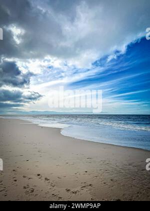 Nordseeinsel Sylt - Strand in Westerland 27.02.24: Die Nordseeinsel Sylt am 27.02.24. Strand vor Westerland mit den neuen Sturmflutmauern, Weg vom Restaurant Seenot zum Strand, Strandgut, vom Sand verschütteter Holzweg Strandübergang Wenningstedt / Sylt Strand Schleswig Holstein Deutschland *** Nordseeinsel Sylt Strand in Westerland 27 02 24 die Nordseeinsel Sylt am 27 02 24 Strand vor Westerland mit den neuen Sturmschwellwänden, Weg vom Restaurant Seenot zum Strand, Treibgut, Holzweg von Sandstrand begraben, Wenningstedt Sylt Strand Schleswig Holstein Deutschland IMG 10 Stockfoto