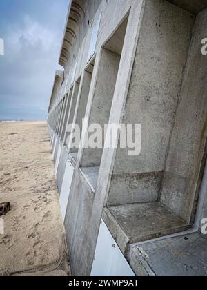 Nordseeinsel Sylt - Strand in Westerland 27.02.24: Die Nordseeinsel Sylt am 27.02.24. Strand vor Westerland mit den neuen Sturmflutmauern, Weg vom Restaurant Seenot zum Strand, Strandgut, vom Sand verschütteter Holzweg Strandübergang Wenningstedt / Sylt Strand Schleswig Holstein Deutschland *** Nordseeinsel Sylt Strand in Westerland 27 02 24 die Nordseeinsel Sylt am 27 02 24 Strand vor Westerland mit den neuen Sturmschwellwänden, Weg vom Restaurant Seenot zum Strand, Treibgut, Holzweg von Sandstrand begraben, Wenningstedt Sylt Strand Schleswig Holstein Deutschland IMG 10 Stockfoto