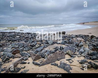 Nordseeinsel Sylt - Strand in Westerland 27.02.24: Die Nordseeinsel Sylt am 27.02.24. Strand vor Westerland mit den neuen Sturmflutmauern, Weg vom Restaurant Seenot zum Strand, Strandgut, vom Sand verschütteter Holzweg Strandübergang Wenningstedt / Sylt Strand Schleswig Holstein Deutschland *** Nordseeinsel Sylt Strand in Westerland 27 02 24 die Nordseeinsel Sylt am 27 02 24 Strand vor Westerland mit den neuen Sturmschwellwänden, Weg vom Restaurant Seenot zum Strand, Treibgut, Holzweg von Sandstrand begraben, Wenningstedt Sylt Strand Schleswig Holstein Deutschland IMG 10 Stockfoto