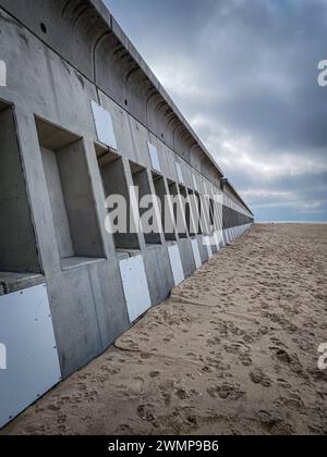 Nordseeinsel Sylt - Strand in Westerland 27.02.24: Die Nordseeinsel Sylt am 27.02.24. Strand vor Westerland mit den neuen Sturmflutmauern, Weg vom Restaurant Seenot zum Strand, Strandgut, vom Sand verschütteter Holzweg Strandübergang Wenningstedt / Sylt Strand Schleswig Holstein Deutschland *** Nordseeinsel Sylt Strand in Westerland 27 02 24 die Nordseeinsel Sylt am 27 02 24 Strand vor Westerland mit den neuen Sturmschwellwänden, Weg vom Restaurant Seenot zum Strand, Treibgut, Holzweg von Sandstrand begraben, Wenningstedt Sylt Strand Schleswig Holstein Deutschland IMG 10 Stockfoto