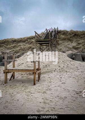 Nordseeinsel Sylt - Strand in Westerland 27.02.24: Die Nordseeinsel Sylt am 27.02.24. Strand vor Westerland mit den neuen Sturmflutmauern, Weg vom Restaurant Seenot zum Strand, Strandgut, vom Sand verschütteter Holzweg Strandübergang Wenningstedt / Sylt Strand Schleswig Holstein Deutschland *** Nordseeinsel Sylt Strand in Westerland 27 02 24 die Nordseeinsel Sylt am 27 02 24 Strand vor Westerland mit den neuen Sturmschwellwänden, Weg vom Restaurant Seenot zum Strand, Treibgut, Holzweg von Sandstrand begraben, Wenningstedt Sylt Strand Schleswig Holstein Deutschland IMG 10 Stockfoto