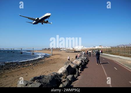 Touristen am playa lima Umzäunungszaun am Ass arrecife Flughafen beobachten ryanair boeing 737 Flugzeuge, die nach LandLanzarote, Kanarischen Inseln, sp Stockfoto