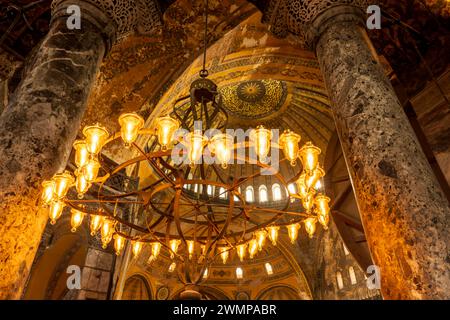 Ein luxuriöser Kronleuchter hängt an einer runden Decke in einem Kuppelraum in Istanbul, Türkei Stockfoto