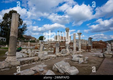 Eine Gruppe von Säulen aus weißem Stein, die in einer Reihe in Izmir, Türkei, angeordnet sind Stockfoto