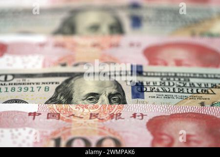 Viele Geldscheine der Volksrepublik China und der Vereinigten Staaten. PRC Yuan- und USD-Dollar-Banknoten aus nächster Nähe Stockfoto