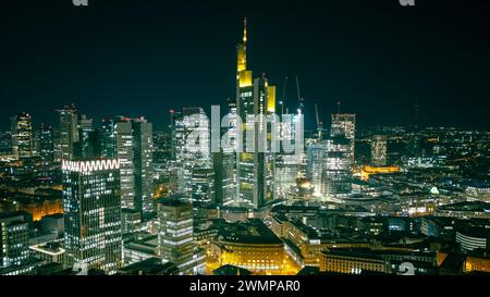 Ein Blick aus der Vogelperspektive von Frankfurt am Main in Deutschland bei Nacht Stockfoto