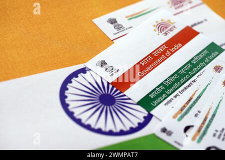 Indische Aadhaar-Karte von der Unique Identification Authority of India auf indischer Flagge Nahaufnahme Stockfoto