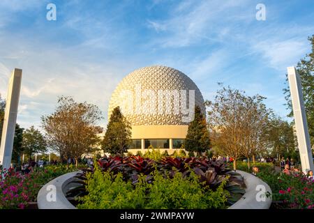 Blick auf das Raumschiff Erde bei EPCOT in Orlando Florida bei Walt Disney World. New Gardens am Dreamer's Point. Stockfoto