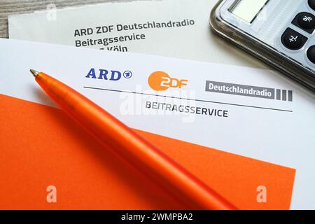 Brief des ARD ZDF Deutschlandradio Beitragsservice mit Rechner, symbolische Fotoerhöhung der Sendegebühr Stockfoto