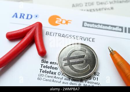 Brief des ARD ZDF Deutschlandradio Beitragsservice mit rotem Pfeil und Münze mit Euro-Symbol, symbolisches Foto der Erhöhung der Sendegebühr Stockfoto