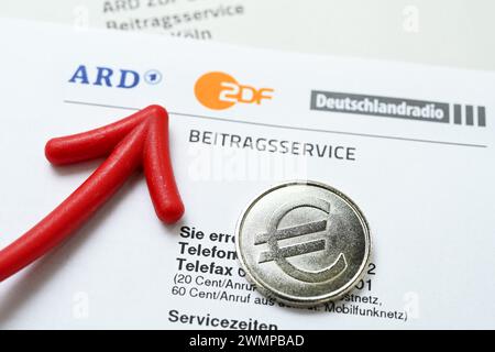 Brief des ARD ZDF Deutschlandradio Beitragsservice mit rotem Pfeil und Münze mit Euro-Symbol, symbolisches Foto der Erhöhung der Sendegebühr Stockfoto