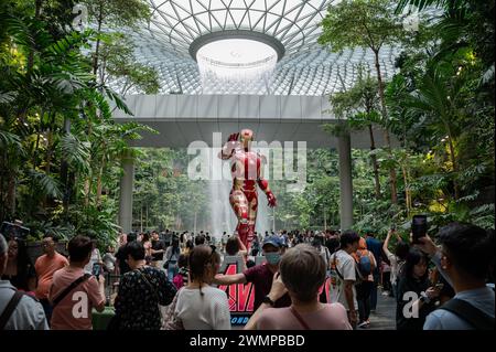 16.07.2023, Singapur, Republik Singapur, Asien - die Menschen besuchen den Innengarten des Shiseido Forest Valley mit Indoor-Wasserfall bei Jewel Changi. Stockfoto