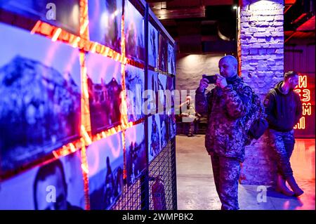 ZAPORIZHZHIA, UKRAINE - 26, 2024 - Soldaten nehmen an der Eröffnung der Fotoausstellung "an der Frontlinie des Lebens" Teil, die Fotos zeigt, die während der Kampfeinsätze des Militärs aufgenommen wurden, organisiert von Soldaten der 116. Separaten Mechanisierten Brigade, im Orbita-Kulturpalast in Zaporischzhia, Südostukraine. Stockfoto