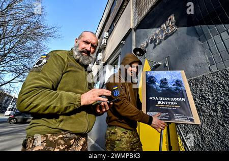 ZAPORIZHZHIA, UKRAINE - 26, 2024 - Soldaten nehmen an der Eröffnung der Fotoausstellung "an der Frontlinie des Lebens" Teil, die Fotos zeigt, die während der Kampfeinsätze des Militärs aufgenommen wurden, organisiert von Soldaten der 116. Separaten Mechanisierten Brigade, im Orbita-Kulturpalast in Zaporischzhia, Südostukraine. Stockfoto