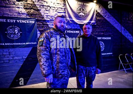 ZAPORIZHZHIA, UKRAINE - 26, 2024 - Soldaten nehmen an der Eröffnung der Fotoausstellung "an der Frontlinie des Lebens" Teil, die Fotos zeigt, die während der Kampfeinsätze des Militärs aufgenommen wurden, organisiert von Soldaten der 116. Separaten Mechanisierten Brigade, im Orbita-Kulturpalast in Zaporischzhia, Südostukraine. Stockfoto