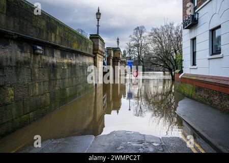 Der Fluss Ouse brach nach starkem Regen (Flussroute unter Hochwasser, Flachflächen mit Blick auf den Fluss) – York, North Yorkshire, England Großbritannien. Stockfoto