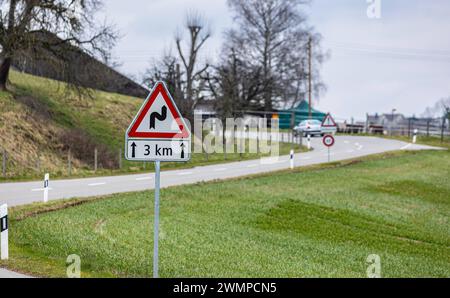 Irchelstraße Fahrzeuge fahren auf der Irchelstraße. Verschiedene Schilder warnen vor ihrer Gefährlichkeit. Das Tempo ist auf 60 km/h gedrosselt. Es gibt zahlreiche Doppelkurven. Es wird gewarnt, dass es eine Unfallstrecke ist. Berg am Irchel, Schweiz, 06.03.2023 *** Irchelstraße Fahrzeuge fahren auf der Irchelstraße verschiedene Schilder warnen vor Gefahr die Geschwindigkeit wird auf 60 km/h reduziert es gibt zahlreiche Doppelkurven es gibt Warnungen, dass es sich um eine Unfallroute handelt Berg am Irchel, Schweiz, 06 03 2023 Stockfoto