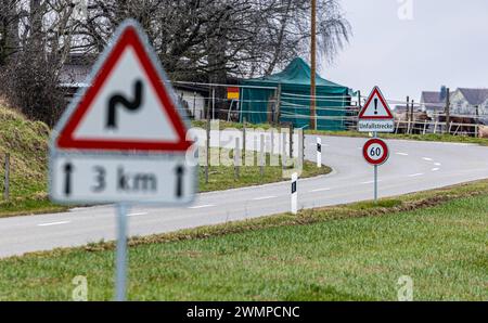 Irchelstraße Verschiedene Schilder warnen auf der Irchelstraße vor deren Gefährlichkeit. Das Tempo ist auf 60 km/h gedrosselt. Es gibt zahlreiche Doppelkurven. Es wird gewarnt, dass es eine Unfallstrecke ist. Berg am Irchel, Schweiz, 06.03.2023 *** Irchelstraße verschiedene Schilder an der Irchelstraße warnen vor Gefahren die Geschwindigkeitsbegrenzung beträgt 60 km/h es gibt zahlreiche Doppelkurven es gibt Warnungen, dass es sich um eine Unfallroute handelt Berg am Irchel, Schweiz, 06 03 2023 Stockfoto