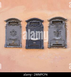 Alte Briefkästen mit dem Wappen des alten italienischen Königshauses an einer Wand Stockfoto