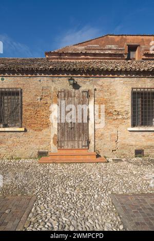 Die hölzernen Eingangstüren alter ländlicher Häuser in der italienischen Landschaft Stockfoto