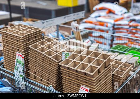 Nahaufnahme der Regale im Gartengeschäft, in denen Torftöpfe für das Saatgut verkauft werden. Konzept des Gartenbaus. Schweden. Uppsala. Stockfoto