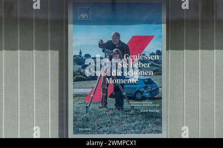 AXA Versicherung Werbung in einem Schaufenster bei einer Agentur von AXA Versicherungen. Altdorf, Schweiz, 10.04.2023 *** AXA Versicherungsanzeige in einem Schaufenster bei einer AXA Versicherungsagentur Altdorf, Schweiz, 10 04 2023 Stockfoto