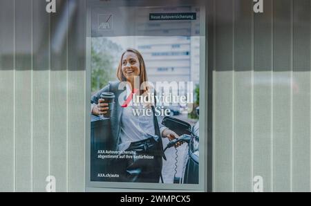 AXA Versicherung Werbung in einem Schaufenster bei einer Agentur von AXA Versicherungen. Altdorf, Schweiz, 10.04.2023 *** AXA Versicherungsanzeige in einem Schaufenster bei einer AXA Versicherungsagentur Altdorf, Schweiz, 10 04 2023 Stockfoto