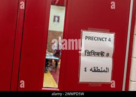 Hamtramck, Michigan, USA. Februar 2024. Der Eintritt in das Precinct 4 der Hamtramck High School während der Präsidentschaftswahl in Michigan. Vor allem in Hamtramck und Dearborn, wo es eine große Zahl von Arabisch-Amerikanern gibt, planten viele Wähler, in der demokratischen Vorwahl „ungebunden“ zu wählen. Viele Araber-Amerikaner sind wütend über Joe Bidens Unterstützung für Israel im Gaza-Krieg. Israels Bombardierung hat Zehntausende Palästinensern das Leben gekostet. Quelle: Jim West/Alamy Live News Stockfoto