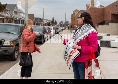 Hamtramck, Michigan, USA. Februar 2024. Lindsey Matson dringt darauf, bei der Präsidentschaftswahl in Michigan anzukommen, "unverbindlich" zu wählen. Vor allem in Hamtramck und Dearborn, wo es eine große Zahl von Arabisch-Amerikanern gibt, planten viele Wähler, in der demokratischen Vorwahl unverbindlich zu wählen. Viele Araber-Amerikaner sind wütend über Joe Bidens Unterstützung für Israel im Gaza-Krieg. Israels Bombardierung hat Zehntausende Palästinensern das Leben gekostet. Quelle: Jim West/Alamy Live News Stockfoto