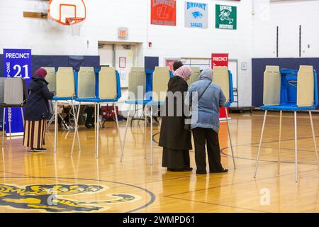 Deaarborn, Michigan, USA. Februar 2024. Wahl an der Salina School bei der Präsidentschaftswahl in Michigan. Vor allem in Hamtramck und Dearborn, wo es eine große Zahl von Arabisch-Amerikanern gibt, planten viele Wähler, in der demokratischen Vorwahl „ungebunden“ zu wählen. Viele Araber-Amerikaner sind wütend über Joe Bidens Unterstützung für Israel im Gaza-Krieg. Quelle: Jim West/Alamy Live News Stockfoto