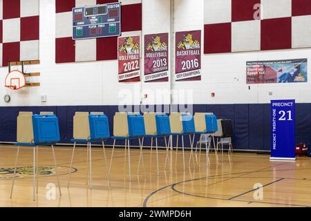 Deaarborn, Michigan, USA. Februar 2024. Eine Reihe von Wahlkabinen für die Wähler an der Salina School bei der Präsidentschaftswahlen in Michigan. Vor allem in Hamtramck und Dearborn, wo es eine große Zahl von Arabisch-Amerikanern gibt, planten viele Wähler, in der demokratischen Vorwahl „ungebunden“ zu wählen. Viele Araber-Amerikaner sind wütend über Joe Bidens Unterstützung für Israel im Gaza-Krieg. Quelle: Jim West/Alamy Live News Stockfoto