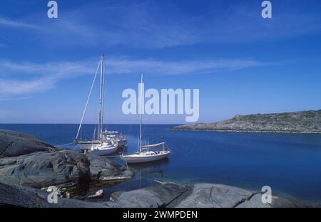 Segelboote im natürlichen Hafen Stockfoto