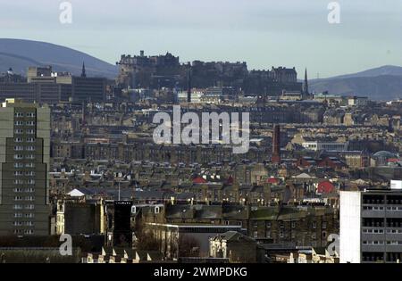 Edinburgh Castle liegt auf dem vulkanischen Felsen mit Blick auf die Stadt Edinburgh. Stockfoto