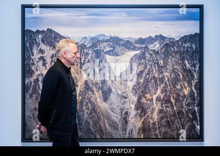 London, Großbritannien. Februar 2024. The Artist with Coast Mountains #15, Receding of Glacier, British Columbia, Kanada, 2023 - Edward Burtynsky, New Works, eine Einzelausstellung in der Flowers Gallery, London. Dies fällt mit der Retrospektive der Saatchi-Galerie zusammen. Diese Ausstellung findet vom 27. Februar bis 6. April 2024 statt. Guy Bell/Alamy Live News Stockfoto