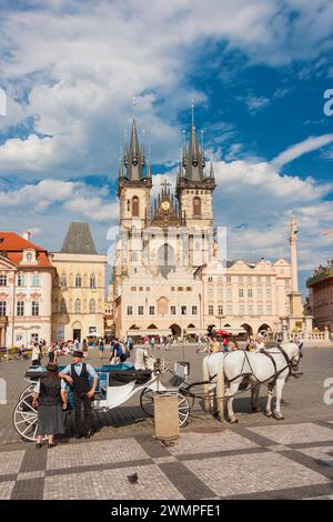 Tourismus in Prag. Fahrt mit der Pferdekutsche auf dem Altstadtplatz mit dem Wahrzeichen Stockfoto
