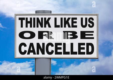 Nahaufnahme auf einer weißen Reklametafel vor blauem Himmel mit der schwarzen Nachricht „Think like US or be Cancel“ in der Mitte. Stockfoto