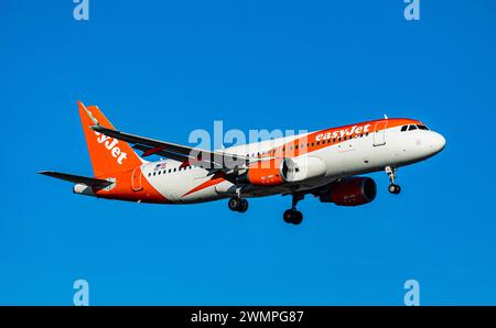 EasyJet ein Airbus A320-214 von EasyJet befindet sich im Landeanflug auf den Flughafen Zürich. Gestartet ist das Flugzeug im portugiesischen Porto. Registrierung OE-IVI. Zürich, Schweiz, 14.01.2024 *** EasyJet an EasyJet Airbus A320 214 nähert sich dem Flughafen Zürich das Flugzeug startete aus Porto, Portugal Registrierung OE IVI Zürich, Schweiz, 14 01 2024 Stockfoto