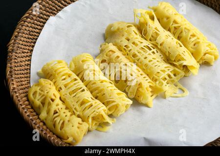 Roti Jala oder Spitzenkuchen sind traditionelle malaysische Gerichte, ein beliebter malaiischer Snack. Stockfoto