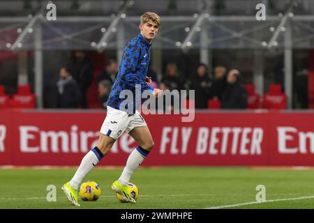 Mailand, Italien. Februar 2024. Italien, Mailand, 25. februar 2024: Charles de Ketelaere (Atalanta) versucht einige Schüsse während des warm Up über das Fußballspiel AC Milan vs Atalanta BC, Tag 26 Serie A 2023-2024 San Siro Stadium (Foto: Fabrizio Andrea Bertani/Pacific Press/SIPA USA) Credit: SIPA USA/Alamy Live News Stockfoto