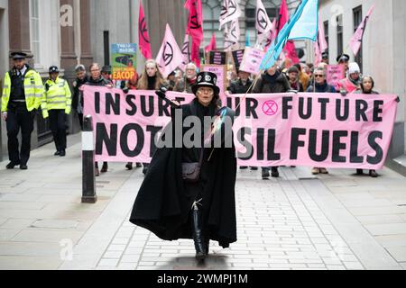 London, Großbritannien. Februar 2024. Klimaaktivisten der Extinction Rebellion (XR) marschieren durch den Finanzdistrikt der City of London, besuchen Versicherungsgesellschaften und rufen die Branche auf, die Versicherung neuer Projekte für fossile Brennstoffe einzustellen. Die Aktion war Teil einer globalen Woche von „Versichern Sie unsere Zukunft“-Veranstaltungen, in der Hoffnung, die Industrie dazu zu bewegen, mehr gegen den Klimanotstand zu tun. Quelle: Ron Fassbender/Alamy Live News Stockfoto