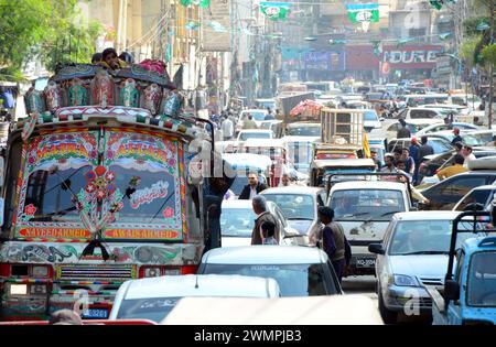 Eine große Anzahl von Fahrzeugen steckte aufgrund von Fahrlässigkeit der Verkehrspolizisten und illegalem Parken in Hyderabad am Dienstag, den 27. Februar 2024 im Stau. Stockfoto
