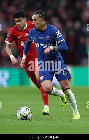 London, Großbritannien. Februar 2024. Malo Gusto aus Chelsea (27) in Aktion. Carabao Cup Finale 2024, Chelsea gegen Liverpool im Wembley Stadium in London am Sonntag, den 25. Februar 2024. Nur redaktionelle Verwendung. bild von Andrew Orchard/Andrew Orchard Sportfotografie/Alamy Live News Credit: Andrew Orchard Sportfotografie/Alamy Live News Stockfoto