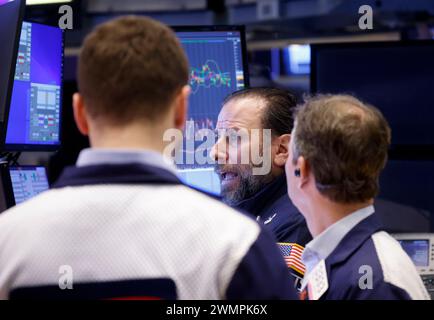 New York, Usa. Februar 2024. Händler arbeiten am Dienstag, den 27. Februar 2024, auf dem Boden der New Yorker Börse (NYSE) an der Wall Street in New York City. Die US-Aktien waren gemischt, nachdem sie von den Allzeithochs zurückgezogen wurden. Foto: John Angelillo/UPI Credit: UPI/Alamy Live News Stockfoto