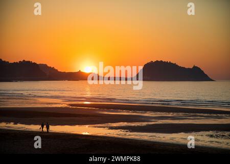 Sonnenuntergang, Zarautz Strand, Getaria im Hintergrund, Gipuzkoa, Baskenland, Europa Stockfoto