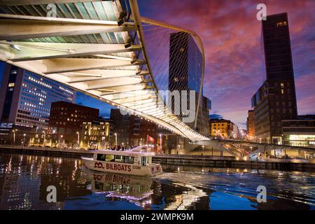 Zubizuri Bridge von Santiago Calatrava und Isozaki Atea Türme, Bilbao, Vizcaya, Baskenland, Spanien, Europa Stockfoto