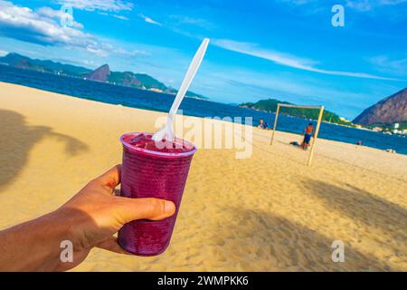 Brasilianische Superfood Berry Açaí in Einem Becher als Eis am Guanabara Bay Flamengo Beach Rio de Janeiro Brasilien. Stockfoto