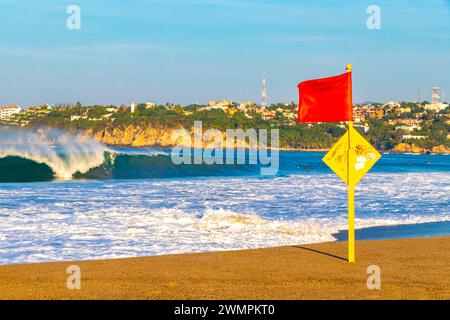 Hochwellen In Zicatela Puerto Escondido Mexiko Verboten. Stockfoto