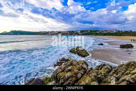 Extrem Schöne Riesige Big Surfer Wellen Am Strand In Zicatela Puerto Escondido Oaxaca Mexiko. Stockfoto